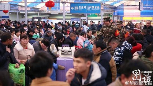 四川一武警19年未回家过年&nbsp;抱着母亲哭成泪人(图2)