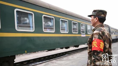 四川一武警19年未回家过年&nbsp;抱着母亲哭成泪人(图1)