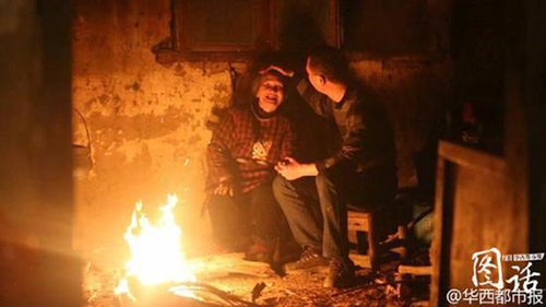 四川一武警19年未回家过年&nbsp;抱着母亲哭成泪人(图5)