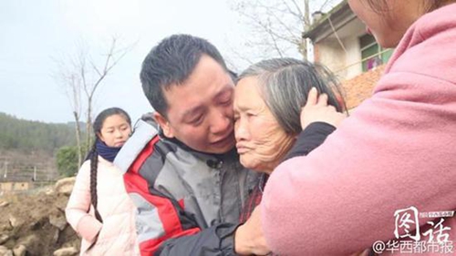 四川一武警19年未回家过年&nbsp;抱着母亲哭成泪人(图7)