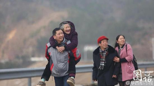 四川一武警19年未回家过年&nbsp;抱着母亲哭成泪人(图4)