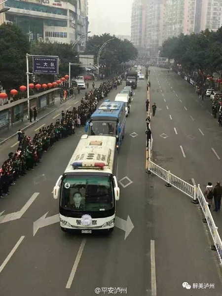 泸州上万市民送别舍身救人英雄蔡松松（视频）(图14)