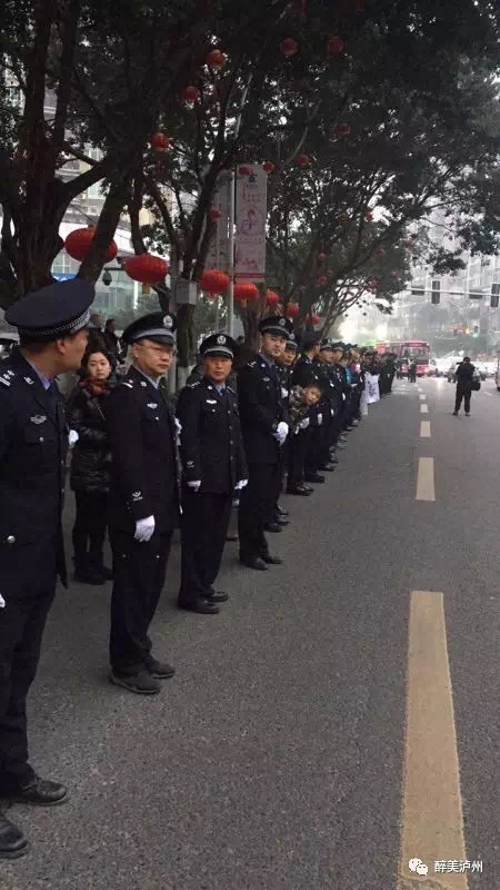 泸州上万市民送别舍身救人英雄蔡松松（视频）(图7)