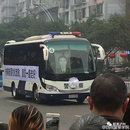 泸州上万市民送别舍身救人英雄蔡松松（视频）(图13)