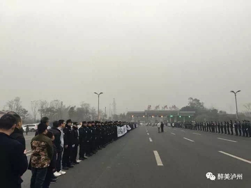 泸州上万市民送别舍身救人英雄蔡松松（视频）(图3)