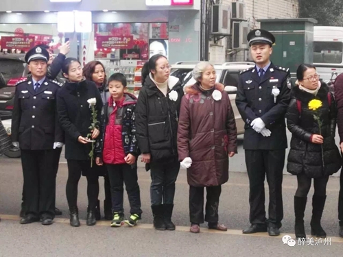 泸州上万市民送别舍身救人英雄蔡松松（视频）(图11)