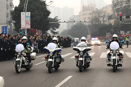 泸州上万市民送别舍身救人英雄蔡松松（视频）(图5)