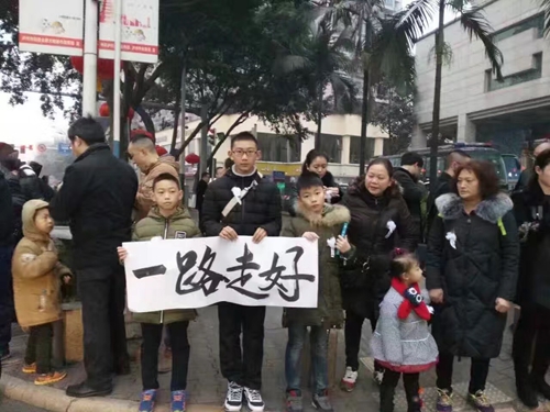 泸州上万市民送别舍身救人英雄蔡松松（视频）(图2)