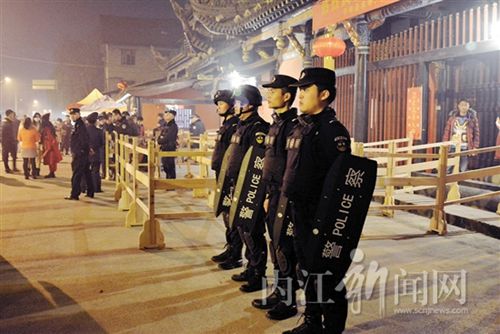 内江4万市民到圣水寺祈福&nbsp;警察坚守7小时(图1)