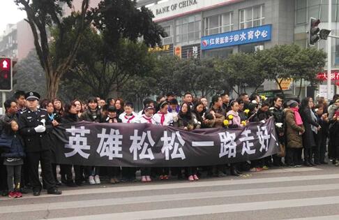 央视报道泸州英雄民警蔡松松救人事迹(图2) 央视报道泸州英雄民警蔡松松救人事迹(图2)