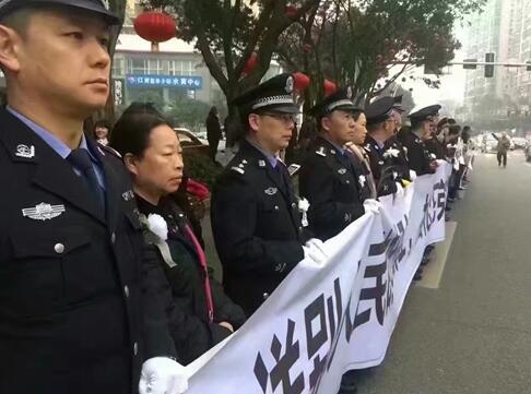 央视报道泸州英雄民警蔡松松救人事迹(图4) 央视报道泸州英雄民警蔡松松救人事迹(图4)
