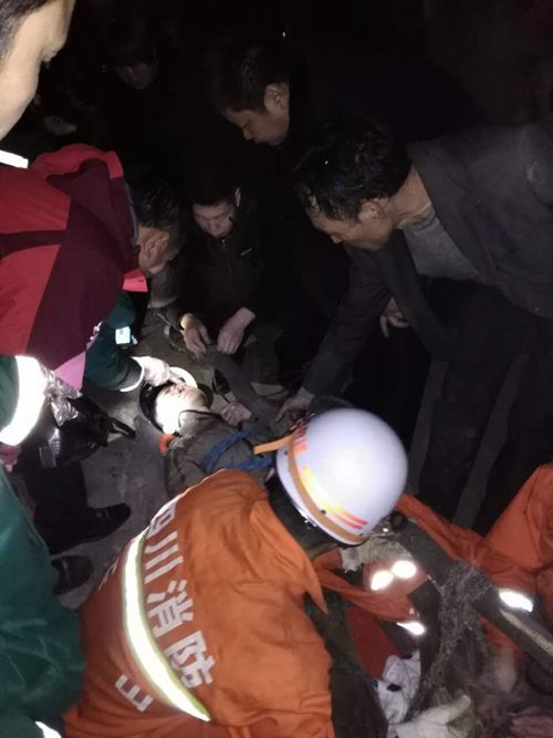 12小时生命接力&nbsp;营救峨眉山景区迷路坠崖游客(图1)