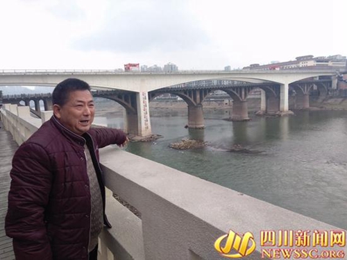 小伙跳40米高泸州沱一桥轻生&nbsp;被57岁大叔救起(图1)