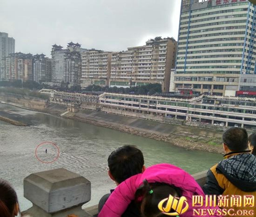 小伙跳40米高泸州沱一桥轻生&nbsp;被57岁大叔救起(图2)