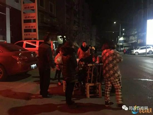 宜宾一男子传播地震谣言 筠连群众通宵避险(图2) 宜宾一男子传播地震谣言 筠连群众通宵避险(图2)