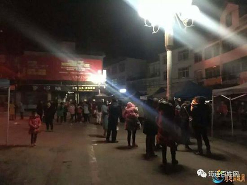 宜宾一男子传播地震谣言 筠连群众通宵避险(图3) 宜宾一男子传播地震谣言 筠连群众通宵避险(图3)