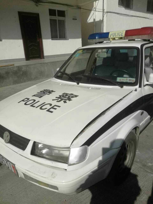盗贼驾被盗车经阿坝遇检查&nbsp;强行冲关撞开警车(图1)