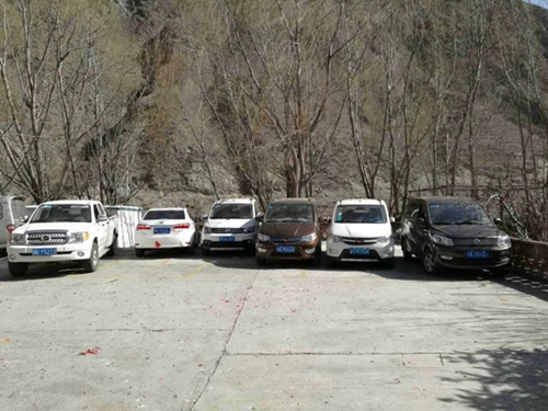 盗贼驾被盗车经阿坝遇检查&nbsp;强行冲关撞开警车(图3)