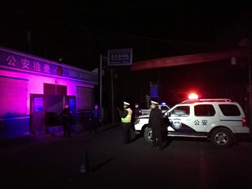 盗贼驾被盗车经阿坝遇检查&nbsp;强行冲关撞开警车(图4)