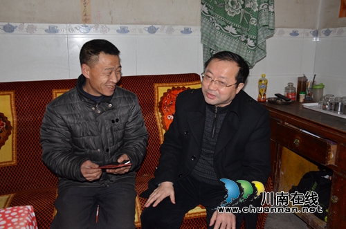 川煤芙蓉公司工会到威鑫煤业入户慰问困难职工(图1)