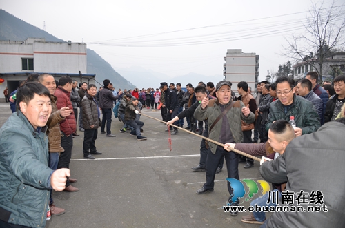 叙永县煤矿企业“迎春节”拔河比赛壮矿威(图1)