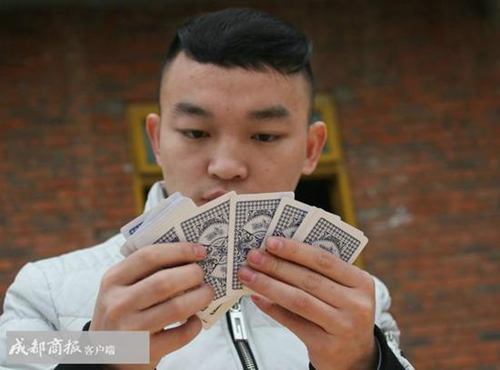 自贡男跻身特级记忆大师 1小时记1422张扑克牌(图1) 自贡男跻身特级记忆大师 1小时记1422张扑克牌(图1)
