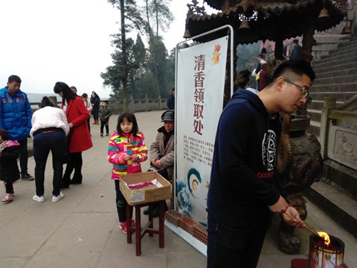 清香代替鞭炮&nbsp;市民新年前往泸州方山感受新风气(图1)