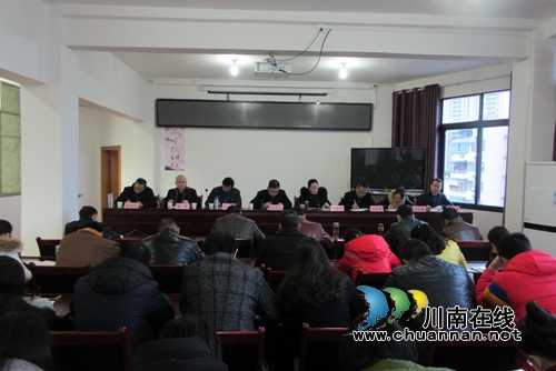 合江县副县长刘伟宏走访慰问食药监局干部职工(图1)