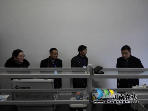 合江县副县长刘伟宏走访慰问食药监局干部职工(图2)