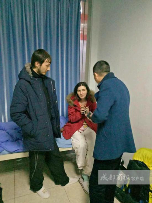 俄罗斯夫妇穷游宜宾&nbsp;没钱直接躺医院病床求宿(图2)