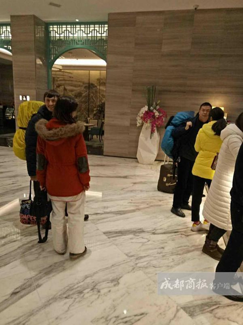俄罗斯夫妇穷游宜宾&nbsp;没钱直接躺医院病床求宿(图3)