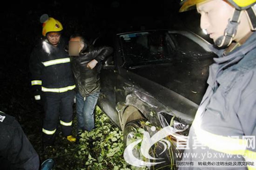 宜宾男子驾车撞倒行人冲下10米坡坎&nbsp;身受重伤(图1)