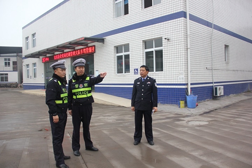 宜宾市宜宾县公安交管大队检查春节假期后车管服务工作(图1)