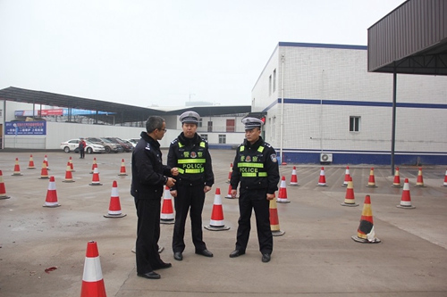 宜宾市宜宾县公安交管大队检查春节假期后车管服务工作(图2)