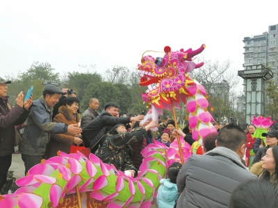 内江隆昌上演竞技舞龙大赛&nbsp;已有440多年历史(图1)