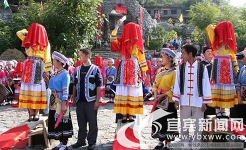 3月5日 宜宾33对新人将举行苗族原生态集体婚礼(图1) 3月5日 宜宾33对新人将举行苗族原生态集体婚礼(图1)
