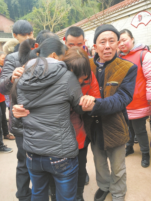 叙永女子24年前被拐至安徽 重回老家哭成泪人(图1) 叙永女子24年前被拐至安徽 重回老家哭成泪人(图1)