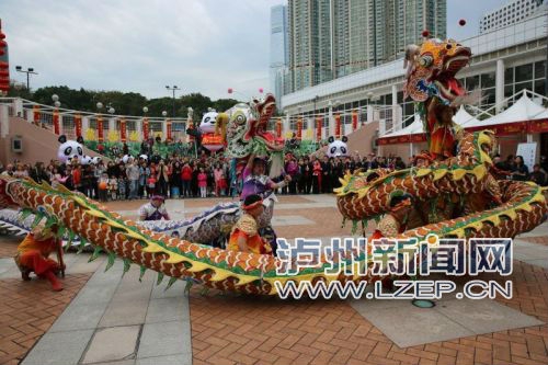 泸县雨坛彩龙亮相香港 21高手表演“金龙银龙”(图1) 泸县雨坛彩龙亮相香港 21高手表演“金龙银龙”(图1)