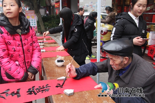 泸县七旬书法翁获泸州2016四季度“泸州好人”(图1) 泸县七旬书法翁获泸州2016四季度“泸州好人”(图1)