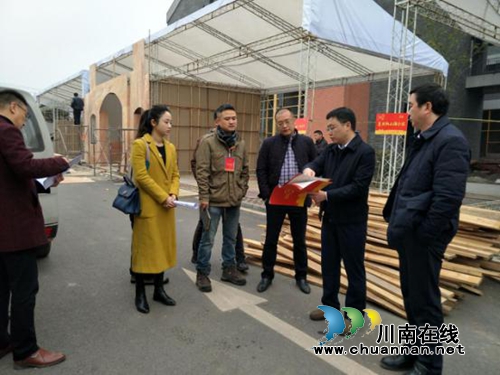 赤水市副市长谢远驰到房交会布展现场指导工作(图1) 赤水市副市长谢远驰到房交会布展现场指导工作(图1)