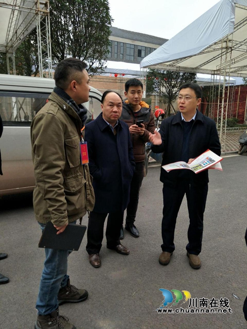 赤水市副市长谢远驰到房交会布展现场指导工作(图3) 赤水市副市长谢远驰到房交会布展现场指导工作(图3)