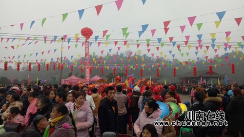 热闹声中过新年 合江五通举行苗族“踩山节”(图2) 热闹声中过新年 合江五通举行苗族“踩山节”(图2)