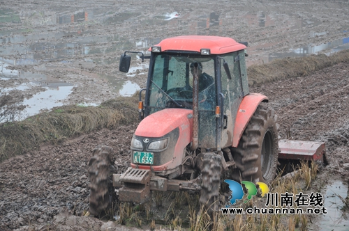 泸县：广袤大地机声隆&nbsp;备战春耕马蹄急(图1)