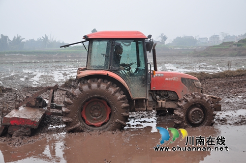 泸县：广袤大地机声隆&nbsp;备战春耕马蹄急(图2)