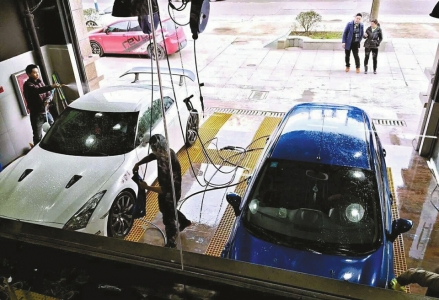 自贡洗车修车“打拥堂”&nbsp;商家称不涨价难过关(图2)
