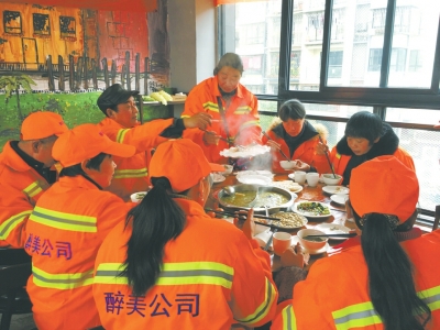 泸州热心老板每月请环卫工吃火锅&nbsp;坚持一年多(图1)