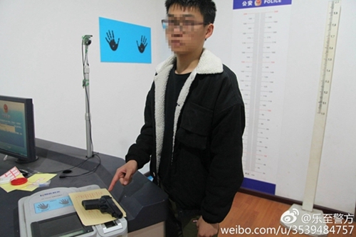 网上耍酷晒“枪”和“枪证” 四川网民被拘5日(图3) 网上耍酷晒“枪”和“枪证” 四川网民被拘5日(图3)