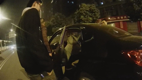 网上耍酷晒“枪”和“枪证” 四川网民被拘5日(图4) 网上耍酷晒“枪”和“枪证” 四川网民被拘5日(图4)