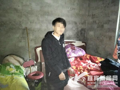 为筹路费抢劫奶奶 宜宾16岁顽劣少年被刑拘(图1) 为筹路费抢劫奶奶 宜宾16岁顽劣少年被刑拘(图1)