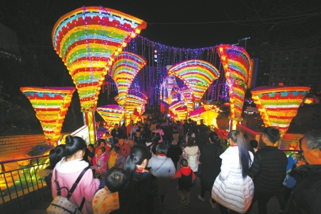 自贡灯会遇囧事：导游竟把整个旅游团弄丢了！(图1)